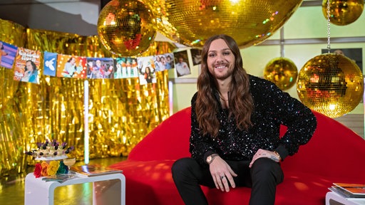 Riccardo Simonetti taucht in den schillernden, bunten ESC-Kosmos ein. | Bildquelle: WDR Riccardo Simonetti taucht in den schillernden, bunten ESC-Kosmos ein.