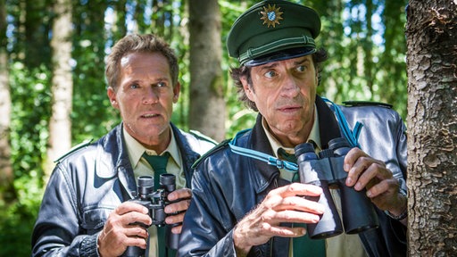 Hubert (Christian Tramitz, l.) und Staller (Helmfried von Lüttichau, r.) observieren den aus dem Knast entlassenen Bankräuber Bernd Winter. | Bildquelle: WDR/TMG/Chris Hirschhäuser Hubert (Christian Tramitz, l.) und Staller (Helmfried von Lüttichau, r.) observieren den aus dem Knast entlassenen Bankräuber Bernd Winter.