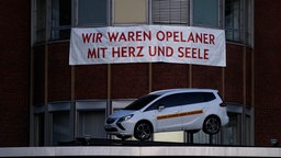 Banner am Opelwerk Bochum (Aufschrift: Wir waren Opelaner mit Herz und Seele) | Bildquelle: REUTERS Banner am Opelwerk Bochum (Aufschrift: Wir waren Opelaner mit Herz und Seele)