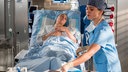 Um Melissa Gaethgens (Victoria Schulz, l.) steht es ernster als gedacht. Rebecca (Milena Straube, r.) tut was sie kann, um ihrer Patientin zu helfen.