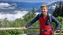 Auf dem Bild sieht man Johannes Zenglein vor einem Bergpanorama in Südtirol.