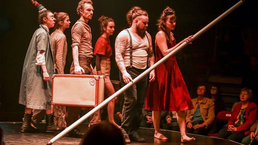Cirque Bouffon: Szene mit Zirkuskünstlern 