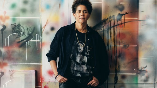 Julie Mehretu vor ihren Werken