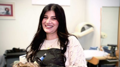 Miryam Suleiman steht im Friseursalon in Ahlen und lacht