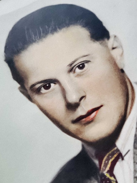 Eine Portraitaufnahme von Alfred Ehrlich als junger Mann mit zurückgekämmtem Scheitel. | Bildquelle: WDR Eine Portraitaufnahme von Alfred Ehrlich als junger Mann mit zurückgekämmtem Scheitel.