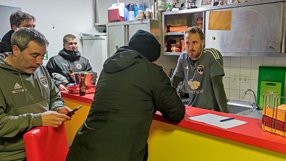 David Wick im Vereinsheim von Casa Espana | Bildquelle: WDR / Martin Henning David Wick im Vereinsheim von Casa Espana