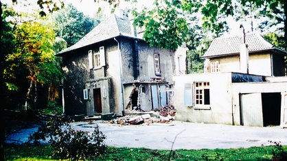 Ein Haus, an einer Seite ist ein großer Riss.