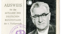 Ausweispapiere von Georg Schulhoff. Ein Foto von ihm.