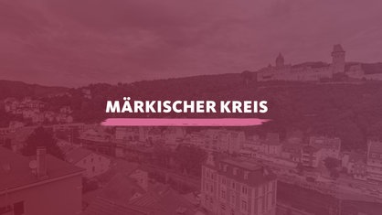 Der Blick auf die Stadt Altena mit der Lenne im Vordergrund und Burg Altena im Hintergrund. Darauf der Schriftzug "Märkischer Kreis".