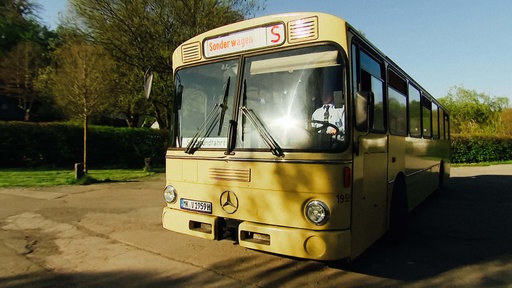 Ein beiger Oldtimer-Bus 