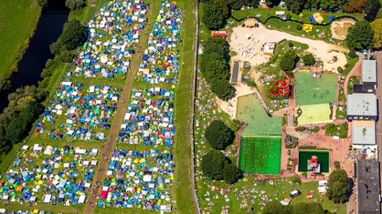 Ein Luftbild des Ruhr Reggae Summers mit dem Gelände des Naturbads Styrum. | Bildquelle: mauritius images / Hans Blossey Ein Luftbild des Ruhr Reggae Summers mit dem Gelände des Naturbads Styrum.