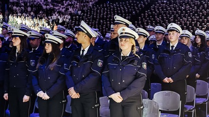 Mittig im Bild stehen Ronican Sansar und Lucie Piwek bei ihrer Vereidigungsfeier.