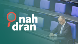Friedrich Merz sitzt im Bundestag und schaut nach unten. Links das Logo von nah dran.