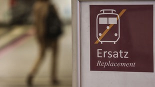  Ein Schild weist den Weg zu den Ersatzbussen