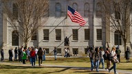 Studierende gehen über den Campus der Harvard Universität.