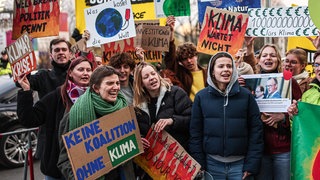Die Klimaaktivistinnen Carla Reemtsma und Luisa Neubauer protestieren Mitte März gegen das neue Sondervermögen vor dem Konrad-Adenauer-Haus in Berlin