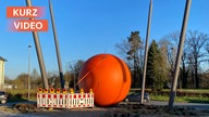 Feuerwehr rettet Metallkugel in Detmold vor Absturz in Kreisverkehr