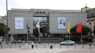Die "Kunsthalle Düsseldorf" und der "Kunstverein für die Rheinlande und Westfalen" am Grabbeplatz.