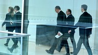 Friedrich Merz (CDU) und Alexander Dobrint (CDU) im Bundestag, 14.03.25