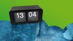 Uhr mit digitalem Ziffernblatt und der Zeit 13:04 Uhr