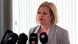 Nancy Faeser gibt Statement zu der Einstufung der AfD als gesichert rechtsextrem. | Bildquelle: Reuters / Maximilian Schwarz Nancy Faeser gibt Statement zu der Einstufung der AfD als gesichert rechtsextrem.