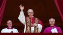Der neue Papst Leo XIV winkt von dem Balkon des Petersdoms.