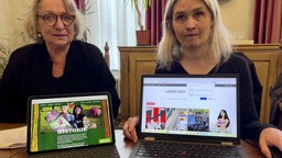 Zwei Frauen sitzen mit zwei Laptops, auf denen sie zwei Internetseiten präsentieren, an einem Tisch | Bildquelle: WDR / Zimmermann Zwei Frauen sitzen mit zwei Laptops, auf denen sie zwei Internetseiten präsentieren, an einem Tisch