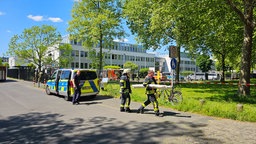 Einsatzkräfte vor dem Cyberabwehrzentrum