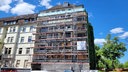 Eine komplett eingerüstete Hausfassade