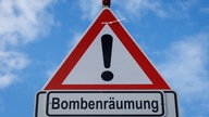 Warnschild mit der Aufschrift Bombenräumung 