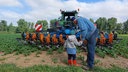 Großvater und Enkel vor einem Traktor
