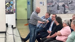 Schulleiter Alexander Lübeck berichtet über Social Media Erfahrungen an seiner Schule | Bildquelle: WDR Schulleiter Alexander Lübeck berichtet über Social Media Erfahrungen an seiner Schule