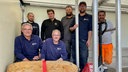 Das Team um Frank Höpp (vorne rechts) vom Kampfmittelräumdienst der Bezirksregierung Düsseldorf hat die britische Fünf-Zentner-Bombe in kurzer Zeit unschädlich gemacht. Sie lächeln in die Kamera.