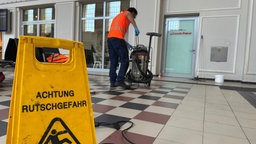 Frühjahrsputz im Hbf Hamm | Bildquelle: WDR/Lars Faulenbach Frühjahrsputz im Hbf Hamm