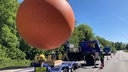 Die rote Kugel wird auf ein THW Fahrzeug geladen