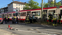 Feuerwehrleute beim Einsatz am Unfallort mit der Straßenbahn.