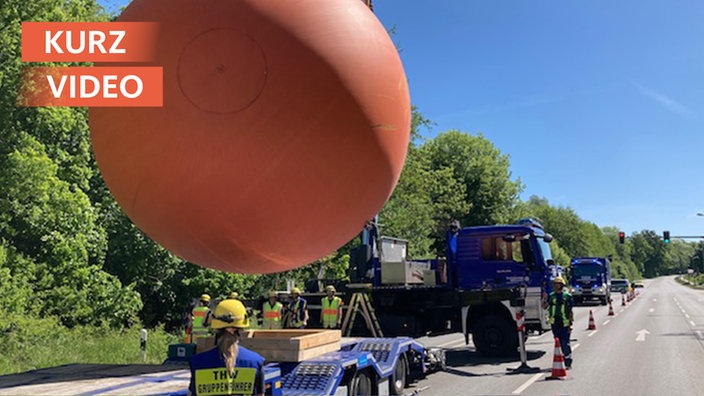 Stahlkugel rollt nachts durch Detmold | TN