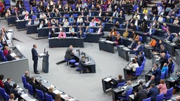 Friedrich Merz spricht in der Sondersitzung im Bundestag