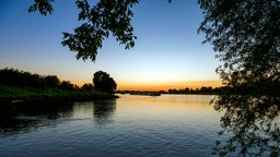 Frachter auf dem Rhein am Abend