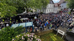 Ein Bus begleitet von Hunderten Arminia-Fans | Bildquelle: wdr / Joanna Figgen Ein Bus begleitet von Hunderten Arminia-Fans