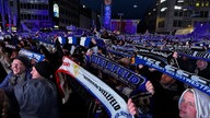 Die Fans halten ihre Schals hoch