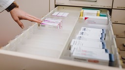 Symbolbild: Ein nur zum Teil befüllte Medikamentenschublade | Bildquelle: dpa Symbolbild: Ein nur zum Teil befüllte Medikamentenschublade