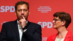 Lars Klingbeil und Saskia Esken auf einem Podium mit SPD-Logo (26.04.2025) | Bildquelle: REUTERS Lars Klingbeil und Saskia Esken auf einem Podium mit SPD-Logo (26.04.2025)