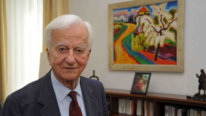 Richard von Weizsäcker in seinem Büro in Berlin | Bildquelle: WDR / imago stock&people Richard von Weizsäcker in seinem Büro in Berlin
