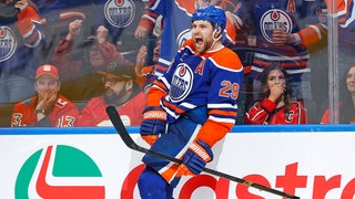 Leon Draisaitl bejubelt einen Treffer für die Edmonton Oilers.
