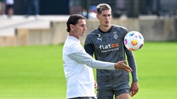 Tomas Cvancara (rechts) im Training mit Gladbachs Trainer Gerardo Seoane (Archivbild).