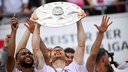 Florian Kainz streckt die Schale Richtung Himmel