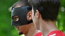 Tim Lemperle mit Maske auf dem Weg zum Trainingsplatz