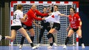 Laura Szabo zerrt am Trikot von Fem Julia Boeters von Bayer Leverkusen