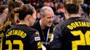 Henk Groener, Trainer der Handballerinnen von Borussia Dortmund, hält eine Ansprache.